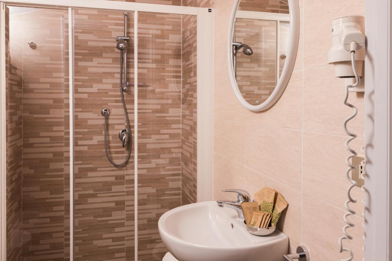 קרביה Hotel Lydia מראה חיצוני תמונה